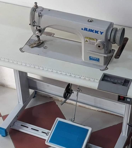 The JUKKY 8700 is a high-performance industrial straight stitch sewing machine, designed for professional tailors, garment manufacturers, and sewing workshops.