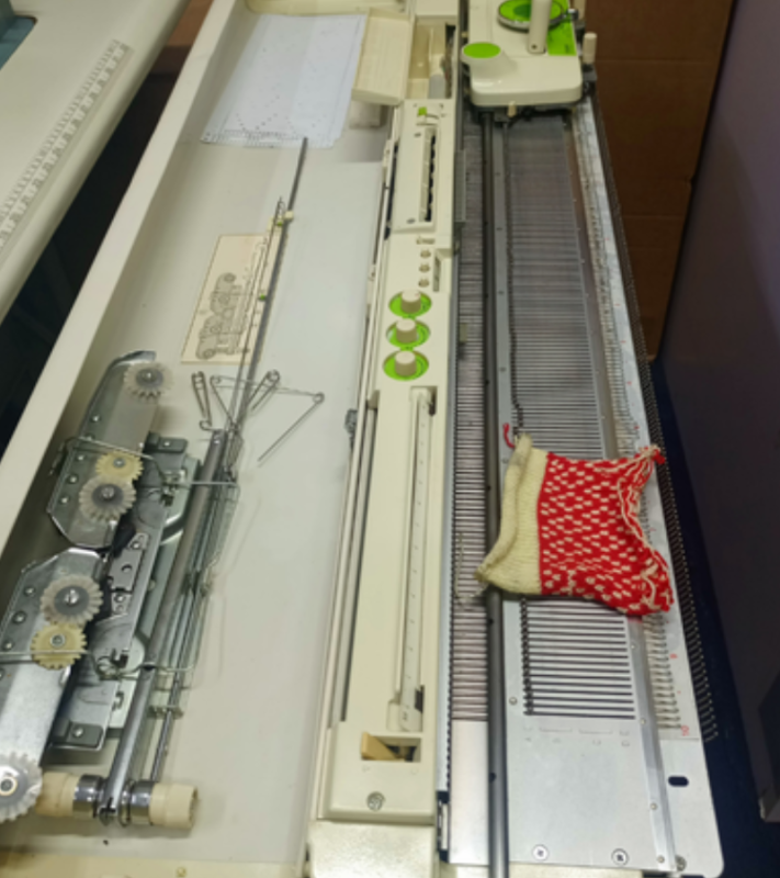 The Silver Reed SK 328 Knitting Machine is a versatile and user-friendly tool for creating beautiful, lightweight knitwear and intricate lace patterns.