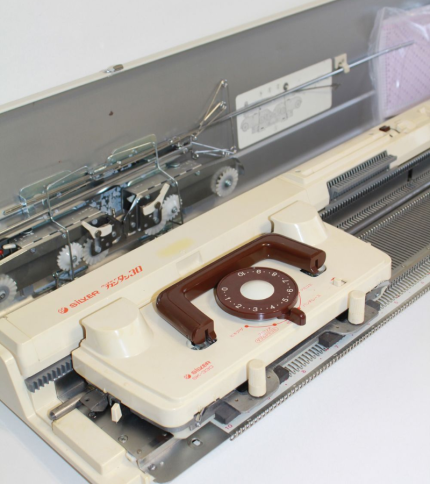 The Silver Reed SK 330 Knitting Machine is a versatile and user-friendly tool for creating beautiful, mid-weight knitwear.